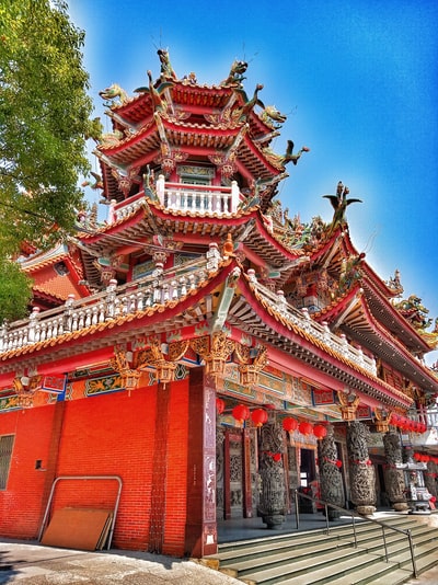 红色和白色的寺庙在蓝天白天
